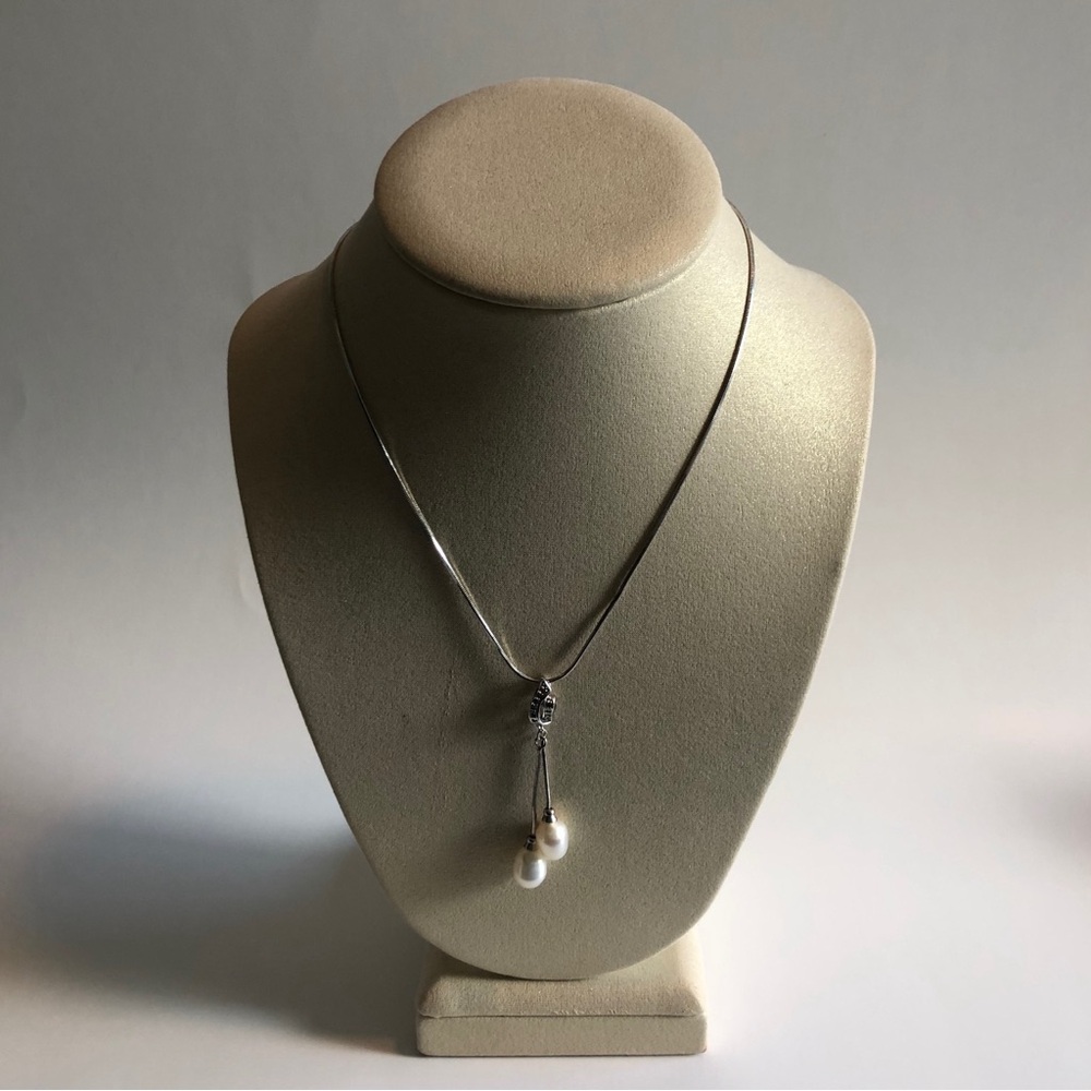 Elegant Silver Pearl Pendant Necklace